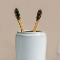 VON CASA Fine-Lined Ceramic Tooth Brush Holder (White)