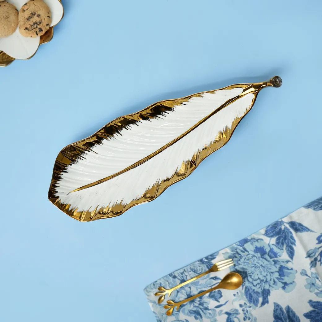 VON CASA Scalloped White Ceramic Leaf Dish